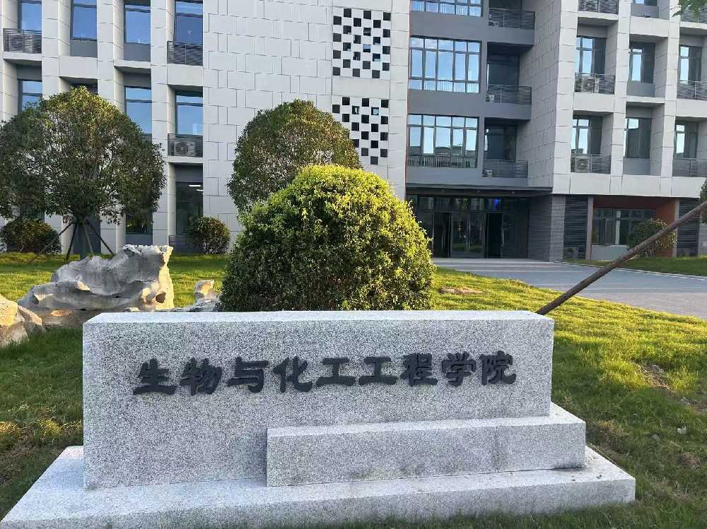 革吉县扬州职业大学体育场高杆灯项目